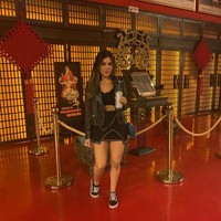 Itu bukan satu-satunya tindakan yang bisa menyebabkan model berusia 33 tahun ini di penjara di Korea Utara. Seperti dilansir Mirror, Liziane mengungkapkan bahwa dirinya mabuk dan mencuri topi tentara saat si pemiliknya berada di toilet ketika dalam perjalanan kereta api dari Korea Utara ke China dan berpose mengenakannya untuk selfie. Foto: dok. Instagram