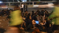 Terlihat beberapa massa mahasiswa masih bertahan di depan kompleks Parlemen, Selasa (24/9/2019) dini hari. ANTARA/Nova Wahyudi.