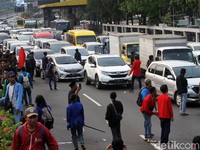 Barracuda Siaga saat Demo, Kawasaki W175 Jadi Gerobak Siomay