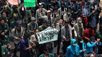 Seperti diketahui, mahasiswa yang akan melakukan aksi di depan gedung DPR terlebih dulu berkumpul di depan gedung TVRI.