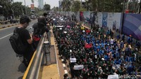 Rombongan mahasiswa ini juga membawa berbagai spanduk dan atribut untuk aksi.
