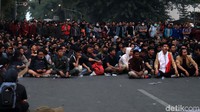 Massa terbagi menjadi dua kelompok. Ada yang bertahan di depan Gedung Sate dan di Jalan Diponegoro mengarah Jalan Sulanjana.