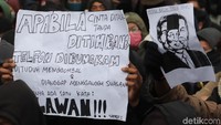 Spanduk yang dibawa terbilang cukup unik dan dengan kata-kata yang lucu.
