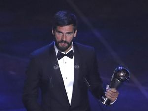 Alisson Becker Raih Gelar Kiper Terbaik Dunia FIFA 2019