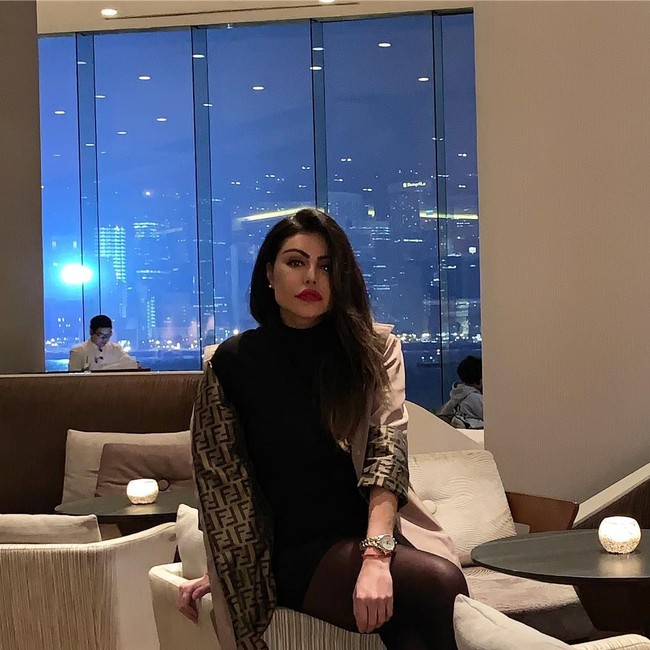 Saat berada di Korea Utara, pemerintah melarang pengunjung memotret patung-patung pemimpin atau mengambil foto narsis. Namun, Liziane melanggarnya. Ketika mengunjungi Monumen Mansu Hill Grand di Pyongyang, dimana ada patung raksasa Kim Jong Il dan Kim Il Sung, Liziane mencemooh larangan selfie. Ia berpose tanpa busana di cermin kamar hotelnya, tidak jauh dari monumen. Foto: dok. Instagram