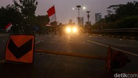 Sebuah rambu jalan dicabut massa.