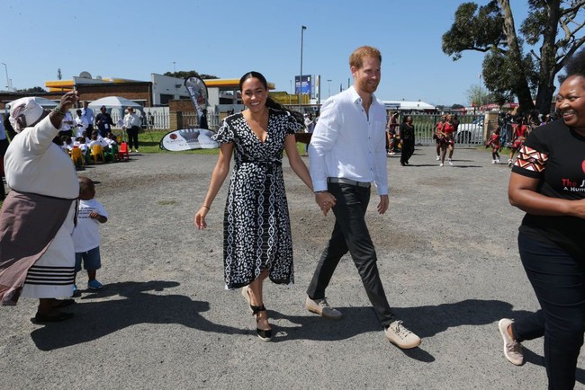 Pangeran Harry dan Meghan Markle memulai kunjungan ke Afrika bersama anak mereka, Archie Harrison, Senin (23/9/2019. Ini menjadi tur perdana mereka ke luar negeri sebagai keluarga. Kunjungan dimulai di Cape Town, Afrika Selatan. (Foto: Getty Images)