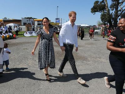Kunjungi Afrika, Meghan Markle Pakai Baju Rp 1 Jutaan yang Ramah Lingkungan