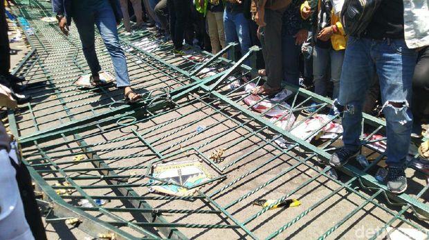 Massa Mahasiswa Robohkan Pagar Kantor DPRD Jateng