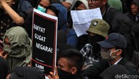 Massa juga membawa poster bertuliskan Rakyat Menggugat Negara.