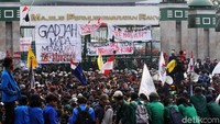 Hingga sore hari, mahasiswa masih bertahan di depan gedung DPR, Jakarta, Selasa (24/9/2019).