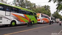 Para mahasiswa melanjutkan perjalanan ke Jakarta setelah bus pengganti datang.