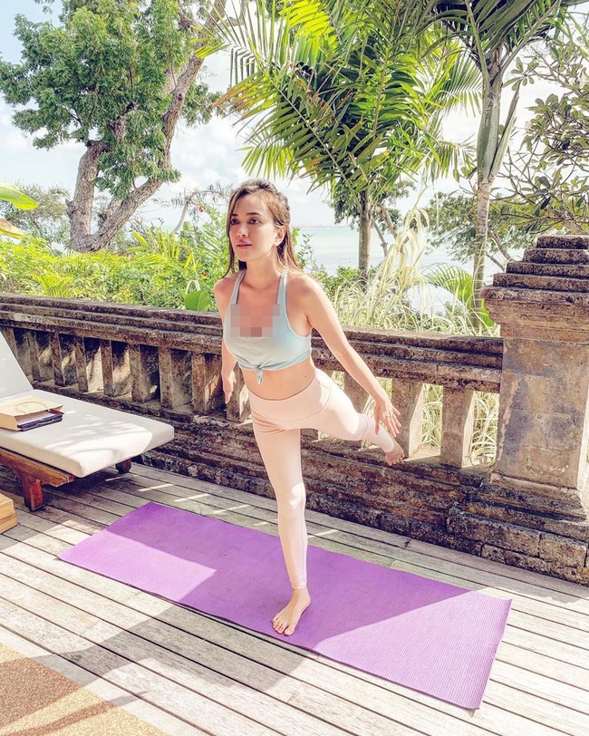 Selain Pilates, Shandy Aulia pun rutin yoga. Tak heran, sejak awal kemunculannya di industri hiburan sampai kini ia hamil, Shandy tetap terlihat bugar.  Foto: dok. Instagram