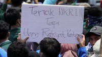 Sejumlah tulisan nyeleneh yang dibawa oleh para mahasiswa itu ada pula yang berisi ungkapan kekecewaan mereka atas kinerja anggota legislatif yang dinilai tak memihak rakyat.