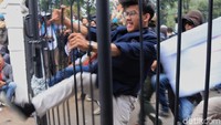 Massa mahasiswa tampak menjejol paksa pagar gedung DPRD Jabar.