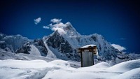 Toilet yang berada di Ama Dablam, Nepal ini berada di ketinggian 6.812 meter di atas permukaan laut. Mungkin di sini urusan ke belakang akan bernuansa beda. (Foto: Dok. CNN Travel)