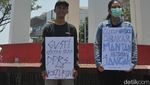 Melihat Lagi Tulisan-tulisan Lucu di Spanduk Aksi Mahasiswa