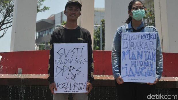 Beragam 'Poster Ambyar' dari Aksi Mahasiswa di Jateng Hari Ini