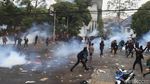 Bentrok Demonstran dan Polisi di Bandung Memanas