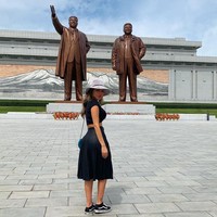Model asal Brasil Liziane Gutierrez mengunjungi Korea Utara. Ia pun terancam dipecera karena dianggap menentang hukum ketat dengan mencuri topi tentara Korea Utara dan mengambil beberapa foto provokatif di sebuah hotel di Pyongyang. Foto: dok. Instagram