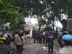 Polda Cek Video Oknum Polisi Pukuli Mahasiswa yang Demo di DPRD Sumut