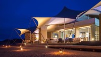 Selain operatur tur khusus, wisatawan juga bisa menikmati alam ekstrem ini dengan kemping safari pribadi mewah di Hoanib Skeleton Coast Camp. Kamp ini menawarkan akses ke pantai terbaik dan safari dengan 4x4 menyusuri Sungai Hoanib. (Wilderness Safaris)