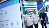 Ketua Dewan Komisioner OJK Wimboh Santoso (kedua kanan) dan Kepala Eksekutif Pengawas Pasar Modal OJK Hoesen (tengah) disambut Co Founder tanamduit M. Hanif (kanan), Co Founder tanamduit Rini Hapsari (kedua kiri) serta Direktur Insurtech tanamduit Itha Sargianitha (kiri) berbincang mengenai masa depan fintech di Indonesia.