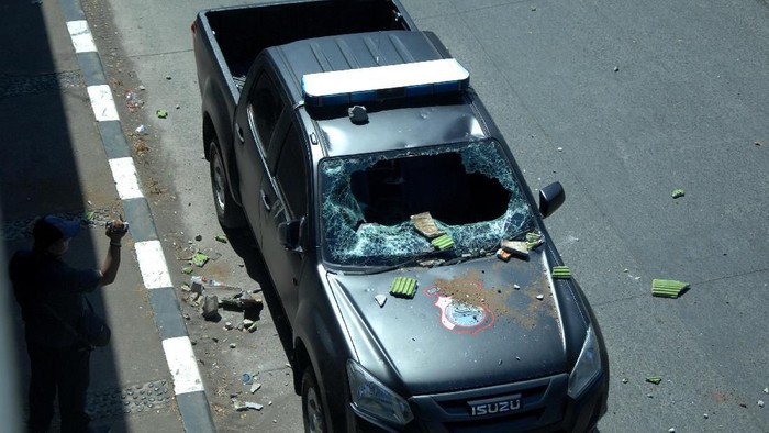 Sebuah mobil polisi dirusak mahasiswa saat terlibat bentrok di Jembatan Layang, Makassar, Sulawesi Selatan, Selasa (24/9/2019). Bentrokan terjadi saat polisi berusaha membubarkan aksi mahasiswa yang menolak sejumlah Undang-undang yang diusulkan DPR, dan akibat bentrokan tersebut sejumlah mahasiswa diamankan dan mengalami luka-luka segera dilarikan ke rumah sakit. ANTARA FOTO/Abriawan Abhe/pd.