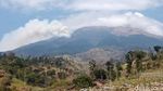 Penampakan Kepulan Asap Kebakaran di Gunung Sumbing