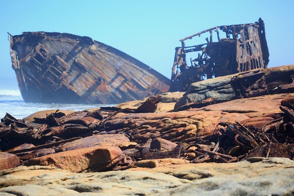 Tak ada barisan pohon kelapa. Yang terlihat adalah bangkai kapal sampai kerangka paus. Pernah ada pendataan, Skeleton Coast menyimpan sekitar 500 bangkai di pesisirnya. (iStock) Tak ada barisan pohon kelapa. Yang terlihat adalah bangkai kapal sampai kerangka paus. Pernah ada pendataan, Skeleton Coast menyimpan sekitar 500 bangkai di pesisirnya. (iStock)
