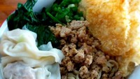 Siapa ngga ngiler? Mie tasik Sanjose ini komplet isinya. Pangsit goreng, pangsit revus, diberi topping ayam cincang plus sawi. Tinggal siram kuah hangatnya. Yummy!  Foto : Instagram @kulinerlimitededition