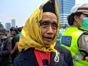 Kakek 80 Tahun Asal Serang Ikut Aksi Demo di Depan Gedung DPR