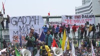 Sejumlah spanduk juga dipasang di pagar depan gedung DPR.
