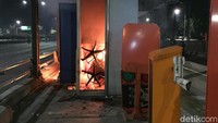 Belum diketahui siapa yang sengaja membakar gerbang tol tersebut.