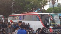 Bus putih pembawa demonstran tiba di Pintu 10 Senayan. Tampak lautan manusia sudah memadati kawasan tersebut. Foto: pasangmata.com