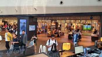 Untuk menemukan buku yang dicari, pengunjung bisa menggunakan komputer untuk mencari letak bukunya. (Foto: detikINET/Widiya Wiyanti)