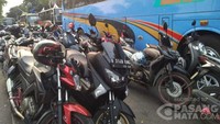 Deretan Kendaraan demonstran parkir di depan Kemenpora. Lebih dari 4 bus dan puluhan motor berjejer rapi di kawasan tersebut. Foto: pasangmata.com