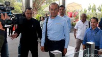 Pantauan detikcom, Gatot tiba di gedung KPK, Jalan Kuningan Persada, Jakarta Selatan, pukul 10.02 WIB, Selasa (24/9/2019). Gatot datang memakai kemeja biru bertuliskan Kemenpora.