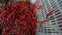 Untuk mengakali kenaikan harga cabai warga pun mengurangi kuantitas pembeliannya agar tak terlalu mahal.