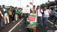 Tukang cendol tersebut sempat berpose untuk difoto bersama para mahasiswa yang ikut aksi demo di depan gedung DPR, Jakarta.