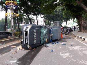 Total 7 Mobil Polisi Dirusak Massa Demo di DPRD Sumut