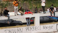 Satu persatu mahasiswa turun ke dalam tol.