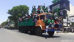 Potret Demo Mahasiswa di Makassar: Bakar Ban dan Robohkan Pagar DPRD