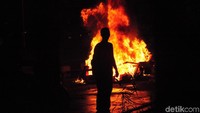 Mahasiswa yang berdemo masih bertahan di Jalan Palmerah Timur, Jakarta.