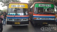 Metromini S 75 ini jadi saksi bisu para demonstran yang ingin menolak RUU KUHP. Sekelompok yang kebanyakan mahasiswa ini rela menyewa bus. Foto: pasangmata.com