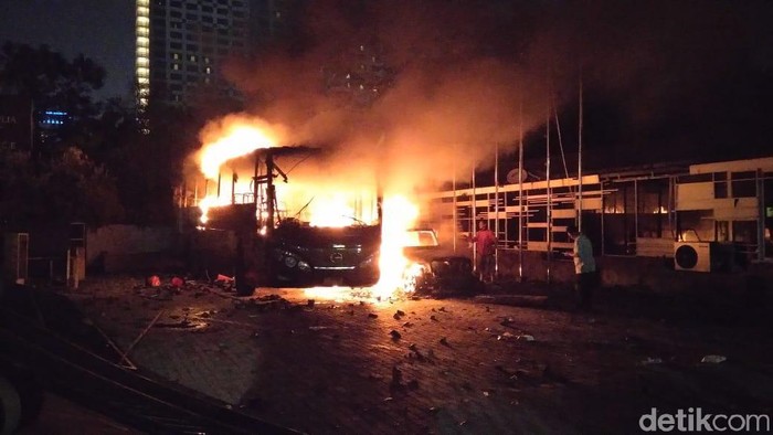 Buat Barikade, Polisi Pukul Mundur Massa di Hotel Mulia Senayan