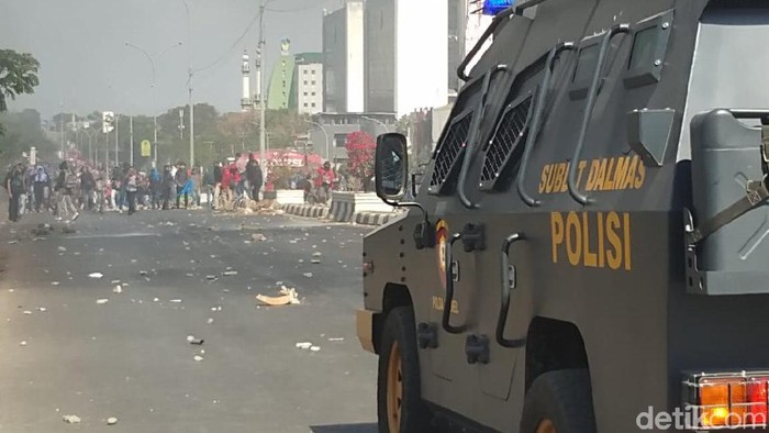 Demo di Makassar Ricuh Lagi, Mahasiswa Lempar Batu ke Polisi