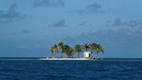 Ini toilet yang dibangun di Pulau Belize. Kelihatan terpencil, tapi setidaknya urusan buang air kecil dan buang air besar tetap aman. (Foto: Dok. CNN Travel)