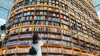 Ada ribuan buku yang tersusun di rak-rak buku yang sangat tinggi. Pengunjung bisa dengan bebas membaca buku-buku yang sudah terserdia asalkan dikembalikan ke tempatnya semula setelah selesai membaca. (Foto: detikINET/Widiya Wiyanti)
