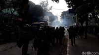 Tak diizinkan polisi, mahasiswa mulai melempari DPRD Sumut dengan botol air mineral. Entah siapa yang memulai, ada yang melempari kantor DPRD Sumut dengan batu.